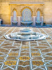 Erstaunlicher Brunnen im marokkanischen Stil mit feinen bunten Mosaikfliesen im Mausoleum von Mohammed V in Rabat Marokko. Künstlerisches Bild. Welt der Schönheit. © olenatur