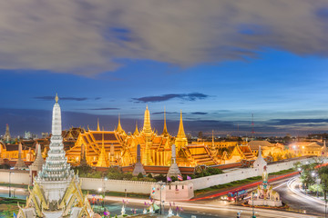 Fototapeta premium Bangkok, Thailand at the Temple of the Emerald Buddha and Grand Palace