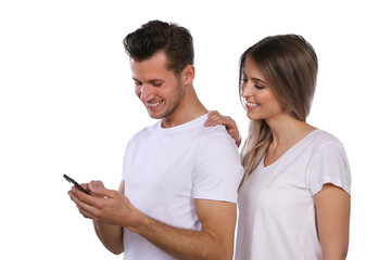 Junges Paar schaut lachend auf ein Smartphone