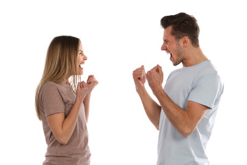 Junger Mann und junge Frau ballen vor Freude die Fäuste