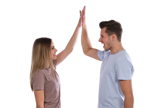 Junge Frau und junger Mann geben sich "high five"