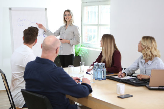 Gesch&auml;ftsfrau h&auml;lt einen Vortrag vor einer Gruppe Kollegen