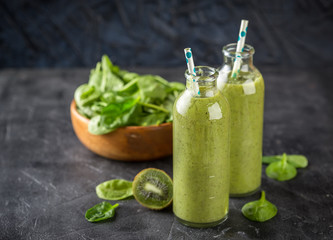 Spinach, bananas and kiwi