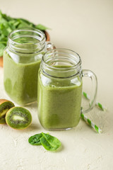 Spinach, bananas and kiwi