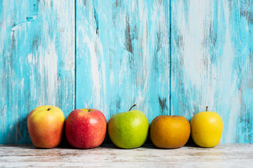 apples of different varieties