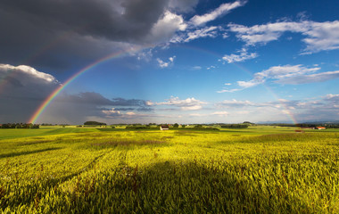 Regenbogen in schöner Landschaft
