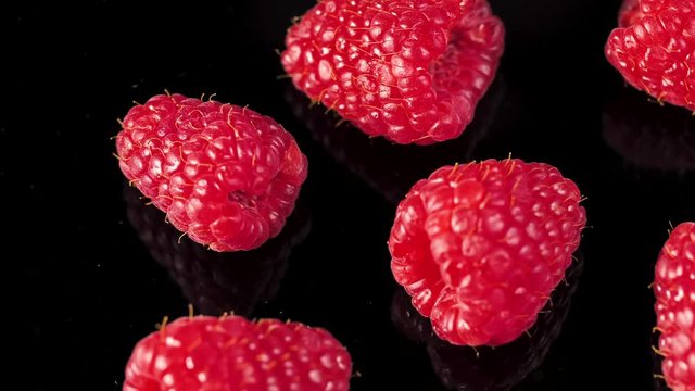 Nahaufnahmeansicht der frischen saftigen Himbeere auf schwarzem Hintergrund Video