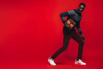 Obraz premium African american man running with a gift