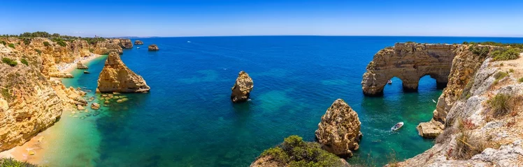 Foto auf Acrylglas Strand Marinha, Algarve, Portugal Natürliche Höhlen am Strand von Marinha, Algarve Portugal. Felsklippenbögen am Strand von Marinha und türkisfarbenes Meerwasser an der Küste Portugals in der Region Algarve.
