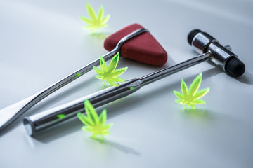 Cannabis Marihuana Hanf CBD als Therapie Medizin bei Neurologe Arzt Praxis mit Reflexhammer