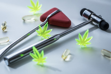 Fototapeta na wymiar Cannabis Marihuana Hanf CBD Tabletten Pillen als Therapie Medizin bei Neurologe Arzt Praxis mit Reflexhammer