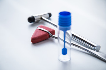 Neurologie Multiple Sklerose Untersuchung oder Forschung mit Stuhlprobe Probenröhrchen und...