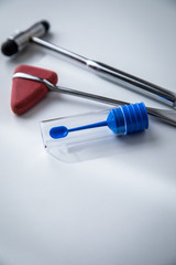 Neurologie Multiple Sklerose Untersuchung oder Forschung mit Stuhlprobe Probenröhrchen und...