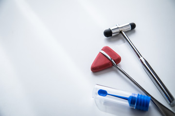 Neurologie Multiple Sklerose Untersuchung oder Forschung mit Stuhlprobe Probenröhrchen und...