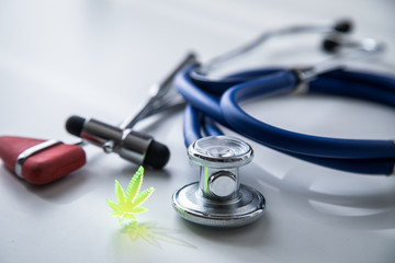 Cannabis Marihuana Hanf CBD als Therapie Medizin bei Neurologe mit Reflexhammer und Stethoskop