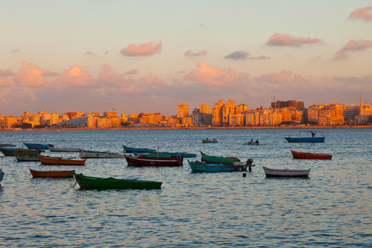 Vida en la Playa de la Corniche o Avenida 26 de Julio, Ciudad de Alejandria, Egipto, Mar Mediterráneo