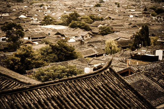 die altstadt von lijiang mit ihren alten h&auml;usern in china von oben 