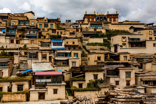 Eine tibetische Klosteranlage unter den Wolken in Shangri-La China