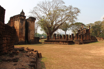 ruined buddhist temple (Wat Phra Si Rattana Mahathat) in Chalieng (Thailand)