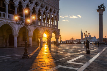 Fototapeta premium Plac San Marco z Campanile i Bazyliką Świętego Marka. Główny plac starego miasta. Wenecja, Włochy.
