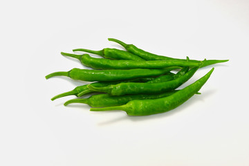 白背景の青唐辛子　コピースペースあり Green chili peppers (chile verde) on white background with copy space