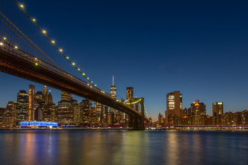 Naklejka na ściany i meble brooklyn bridge and new york city manhattan at night