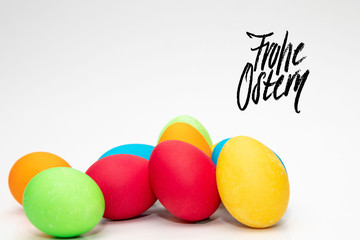 Frohe Ostern, gefärbte Eier mit Gruß