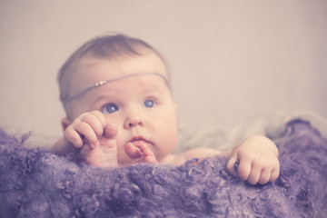 Portrait Baby mit Stirnband Füße Hände zauberhaft