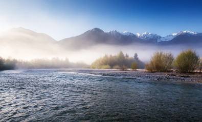 Nebel am Alpenfluss
