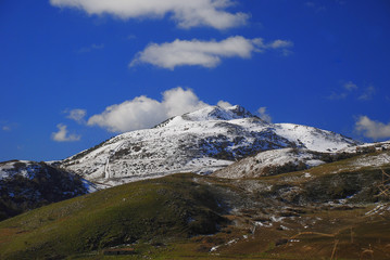 Fototapeta na wymiar 18/5000 snowy mountain