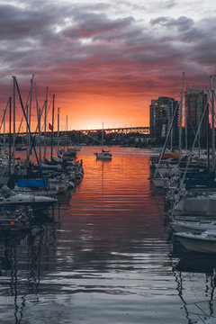 Dramatischer Sonnenuntergang im Hafen von Vancouver