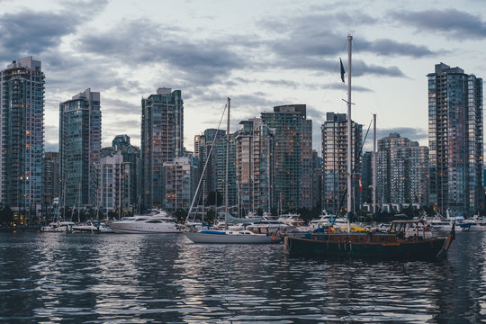 Die Skyline von Vancouver &uuml;ber den Hafen mit dramatischen WOlken