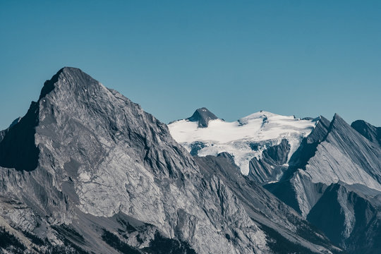 Bergmassiv mit schneebedecktem Hintergrund
