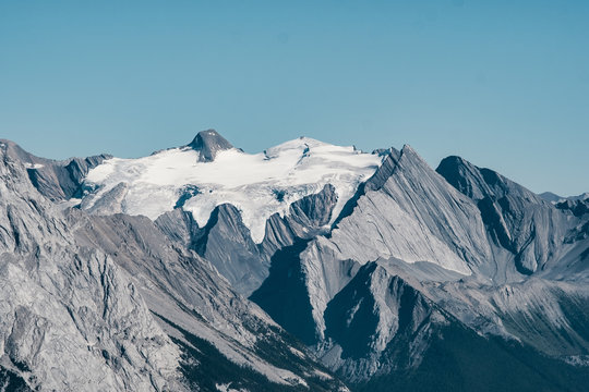 Schnee auf zerkl&uuml;fteten Bergen 