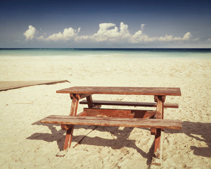Obraz premium Table background on beach and summer time 