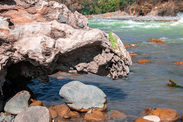 Fototapeta na wymiar Rocas en el río
