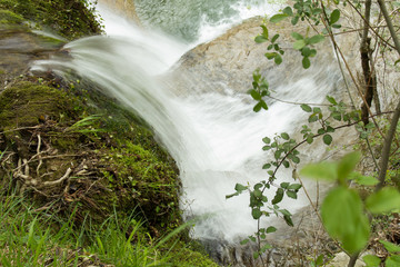 Salto de agua en la cascada de Peñaladros, Burgos