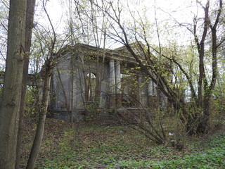 Fototapeta na wymiar The ruins of the Estate Settlement, the village of Sverdlovsk, Moscow oblast.