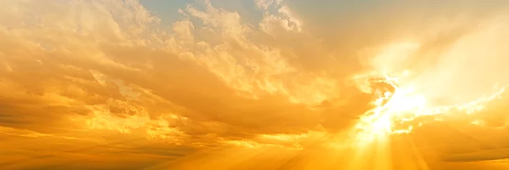 Fototapeten Sonnenuntergang Himmel Panorama Landschaft Hintergrund natürliche Farbe der Abendlandschaft mit untergehender Sonne, die durch Wolken Panoramablick kommt © vaalaa