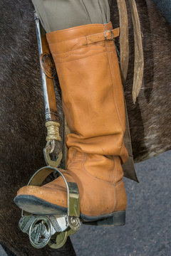 Bota de gaucho en el estribo del caballo
