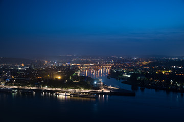 Obraz premium Deutsches Eck zur Blauen Stunde