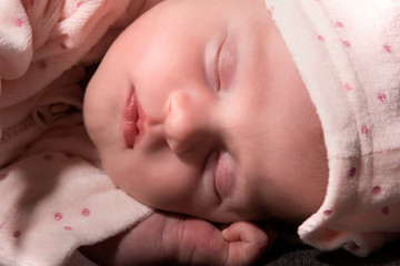 Neugeborenes Baby schläft zufrieden und Träumt süß