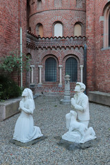 statua di donna e uomo in a preghiera, statue of a woman and a man in adoration