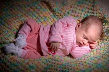 Neugeborenes Baby schläft zufrieden und Träumt süß