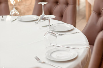 restaurant table, table setting, restaurant table and cafe details, restaurant wine glasses, white tablecloth