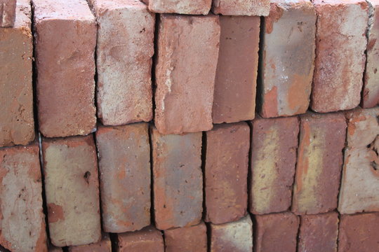 Esperando ser otro ladrillo en el muro