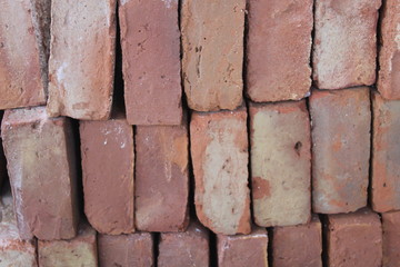 Esperando ser otro ladrillo en el muro