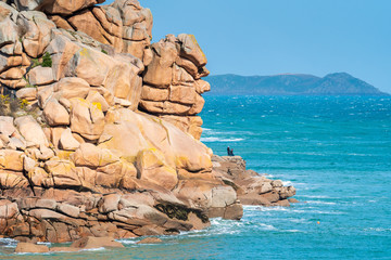 Randonneurs sur la C&ocirc;te de granit rose