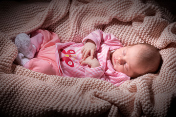 Neugeborenes Baby schläft zufrieden und Träumt süß