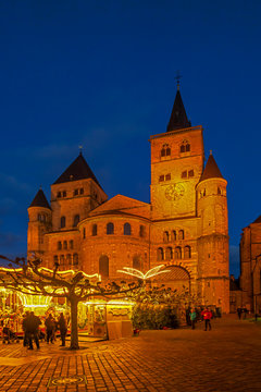 Christmas market at Domfreihof with St. Peters Cathedral, Treves, Rhineland-Palatinate, Germany